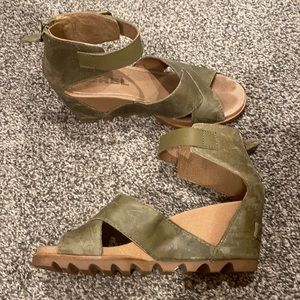 Sorel size 8 olive green cross front, zipper back wedge.